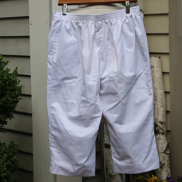 Alfred Dunner Petite White Floral Embroidered Pull On Capri Pants Sz 12P - Picture 4 of 5